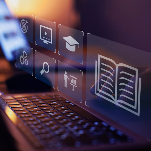 Apprenant suivant un module e-learning sur ordinateur