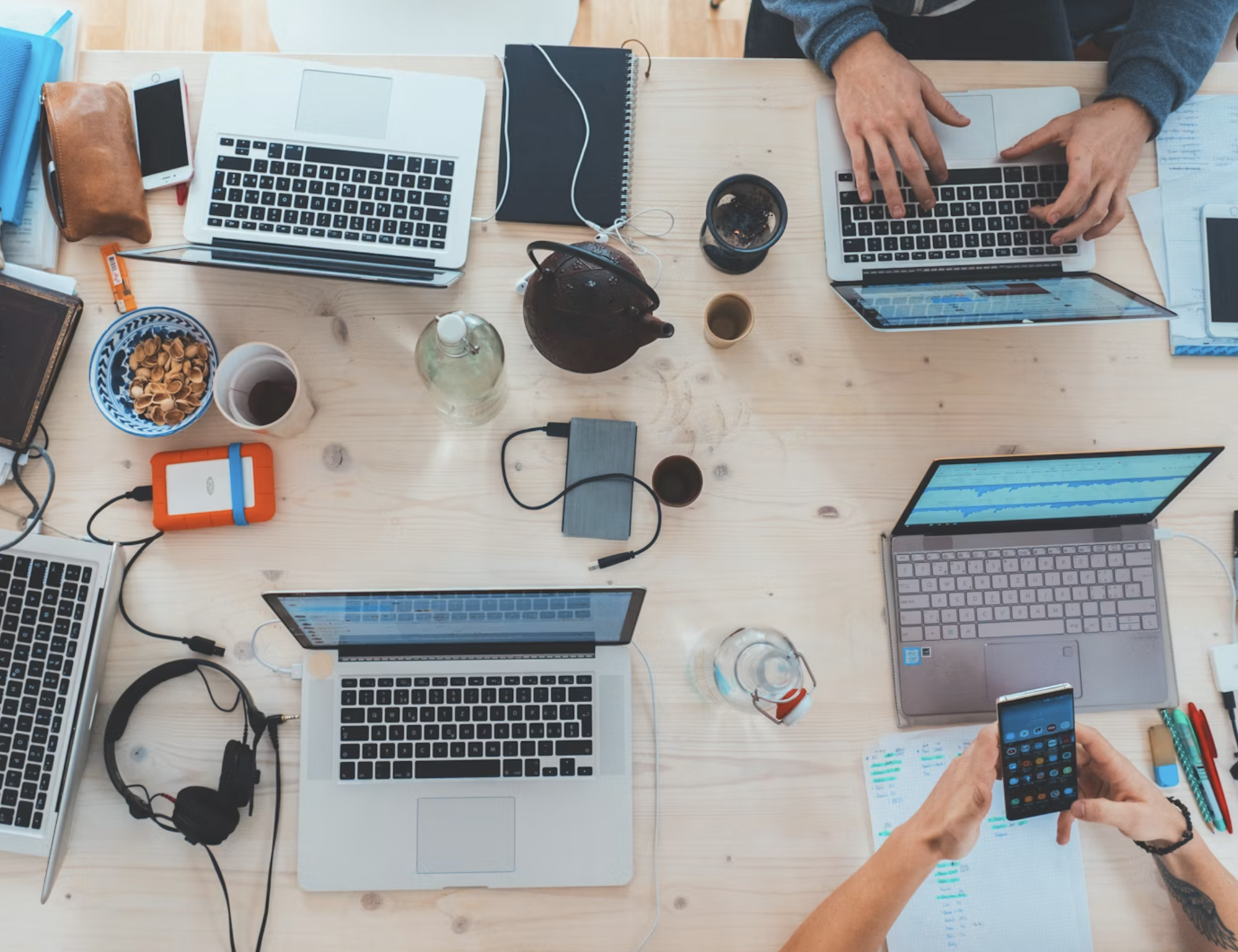 Jeunes collaborateurs au travail avec des outils numériques