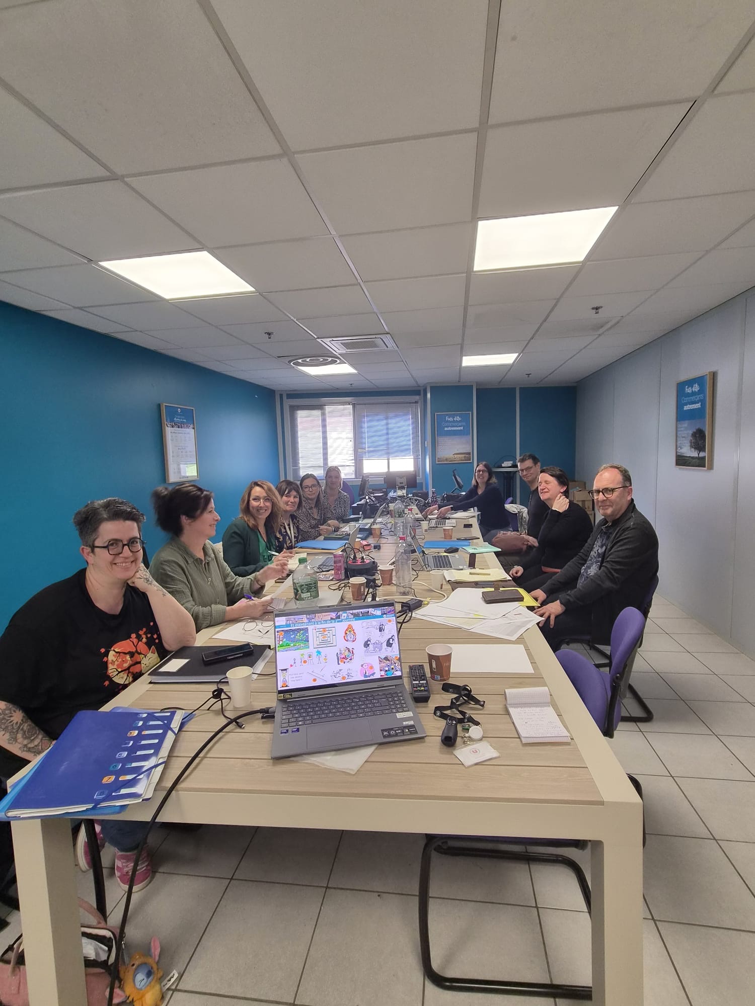 Équipe de magasin en salle de formation avant la bascule vers le nouvel outil