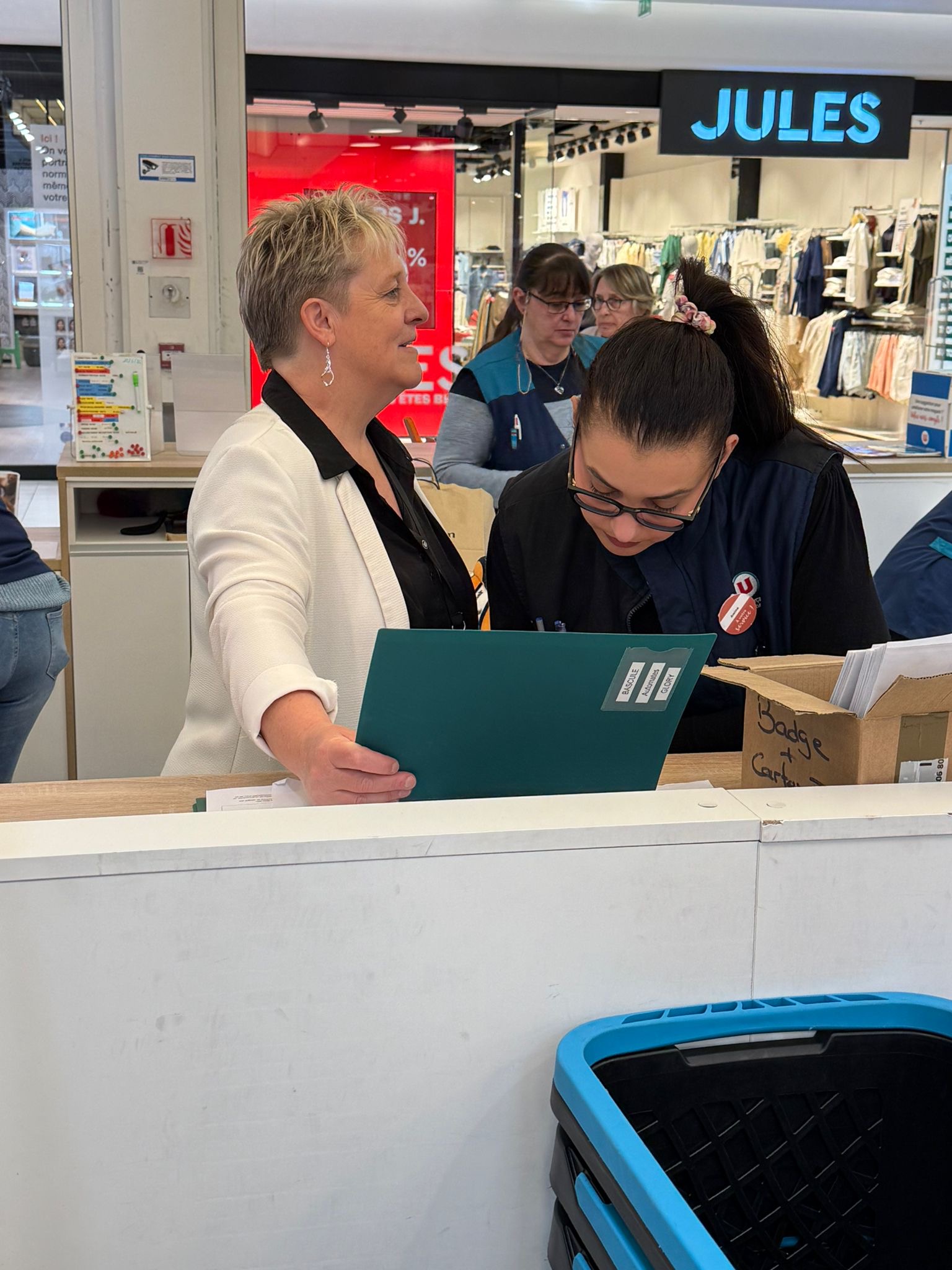 Formatrice Distrib Partners accompagnant une collaboratrice sur un nouvel outil, en magasin