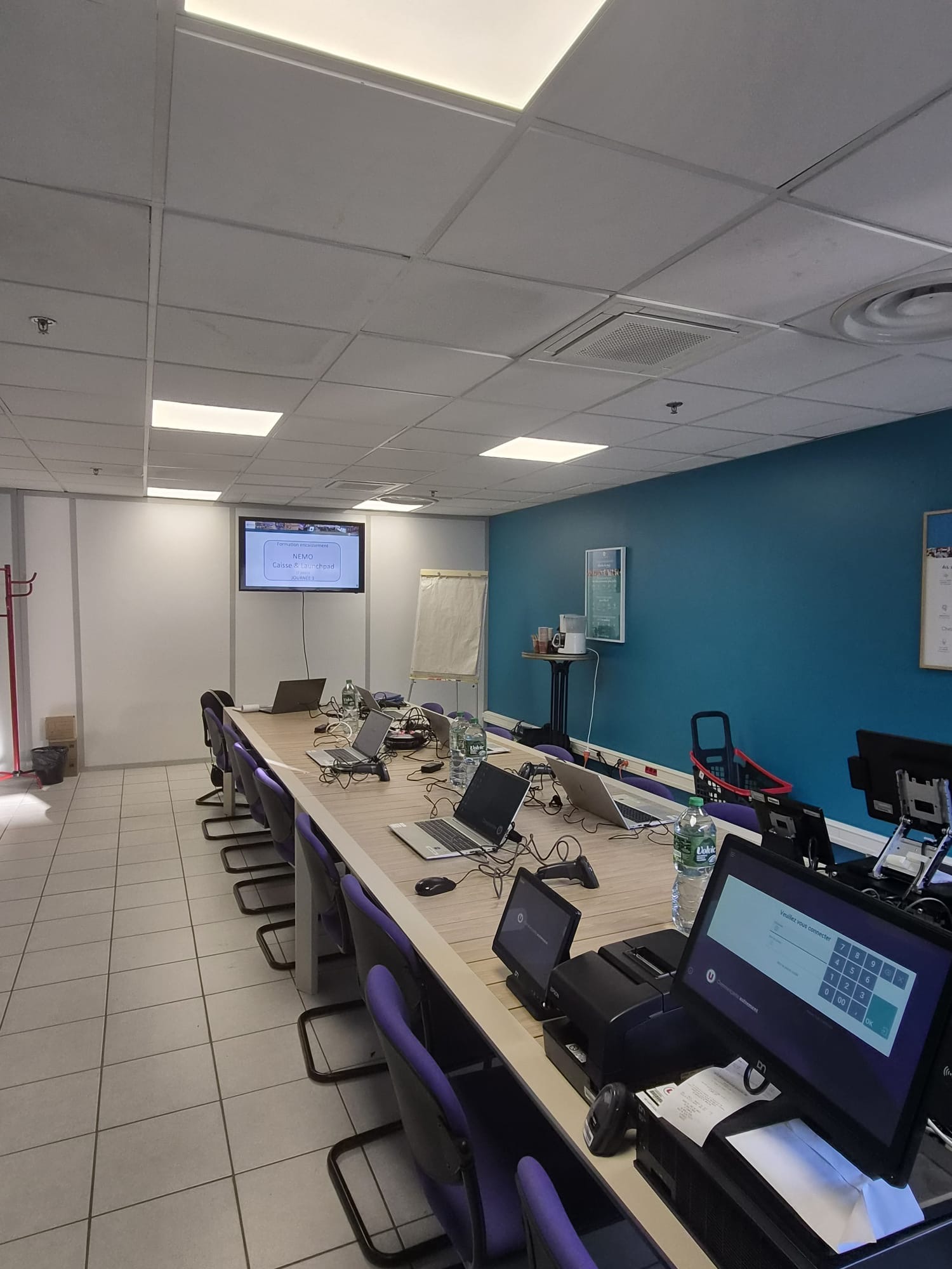 Session de formation à un nouvel outil en salle, avec démonstration sur écran