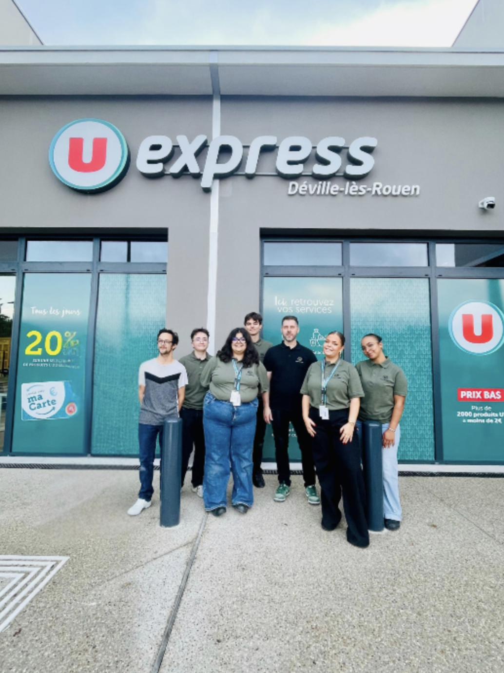 Les salariés formés lors de la POE en tenue devant le U Express de Déville-lès-Rouen